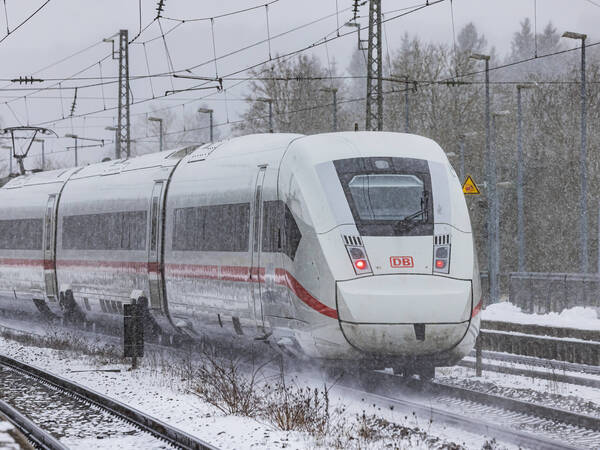 ICE unterwegs bei Schneefall durch eine Winterlandschaft. Ein Zug auf der Strecke im Schienennetz der Deutsche Bahn AG. // 10.01.2026, Amstetten, Baden-Württemberg, Deutschland *** ICE traveling through a winter landscape in snowfall A train on the Deutsche Bahn AG rail network 10 01 2026, Amstetten, Baden Württemberg, Germany