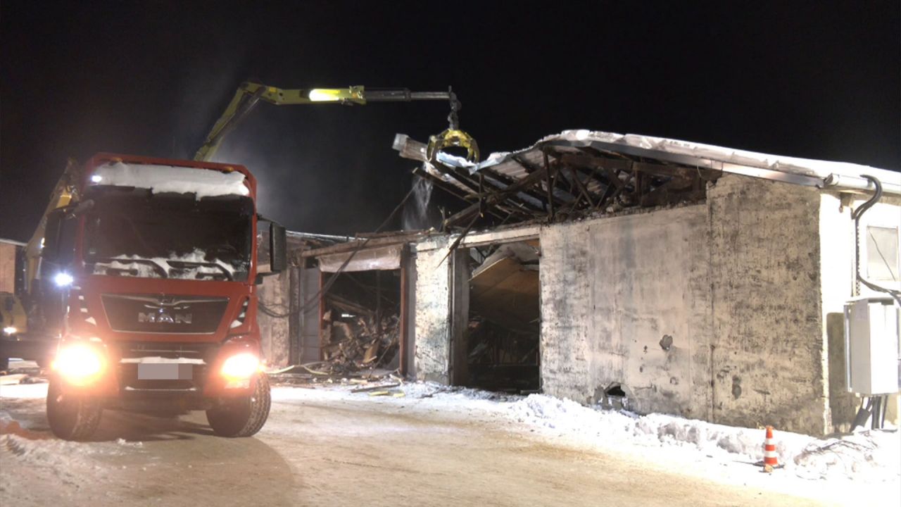 Dach von Stall mit 250 Kühen unter Schneelast eingebrochen