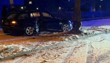 Bielefelder BMW-Fahrer schleudert gegen Baum und handelt sich dabei viel Ärger ein
