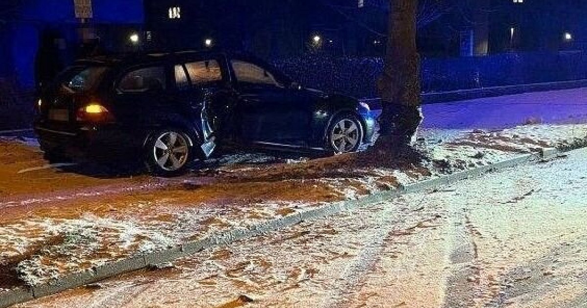 Bielefelder BMW-Fahrer schleudert gegen Baum und handelt sich dabei viel Ärger ein