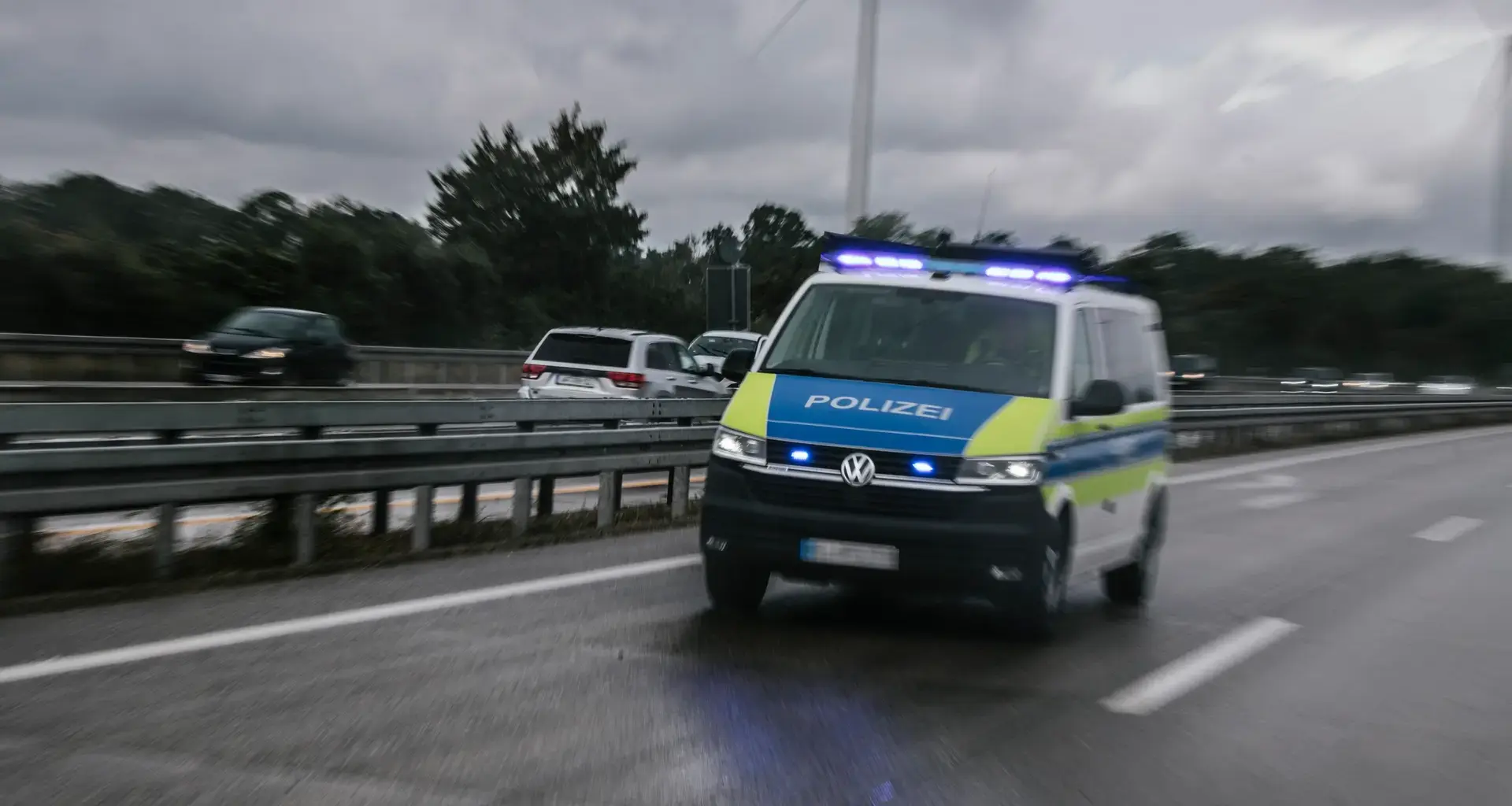 Auf der A7 gewendet: Falschfahrer verursacht Unfall mit Verletzten
