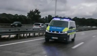 Auf der A7 gewendet: Falschfahrer verursacht Unfall mit Verletzten