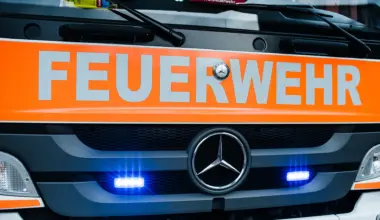 Tannenbaum fängt Feuer: Ehepaar in Veltheim lebensgefährlich verletzt