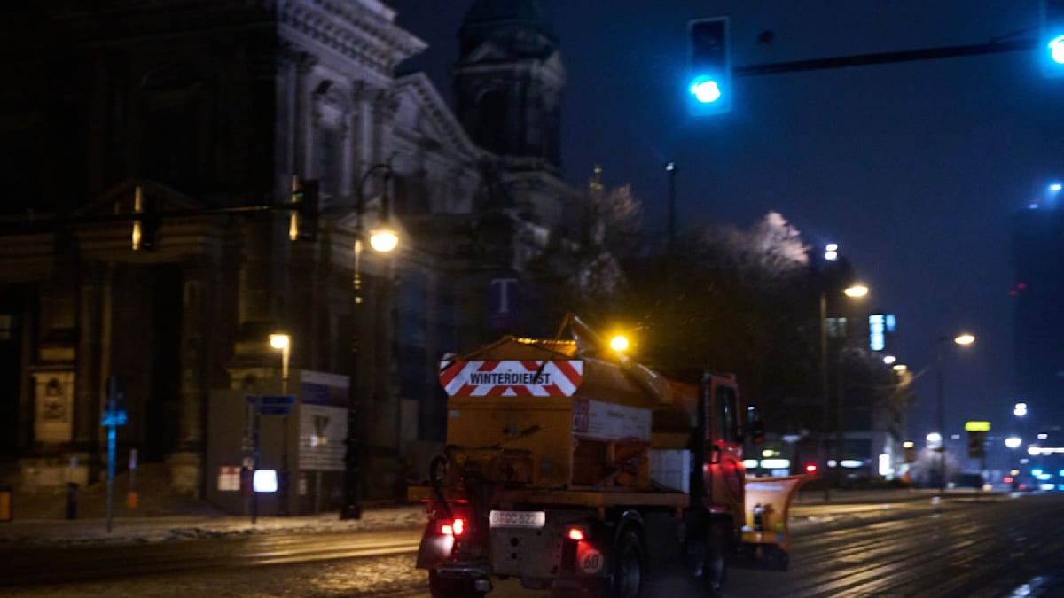 Glatteis bremst Verkehr in Berlin und Brandenburg aus