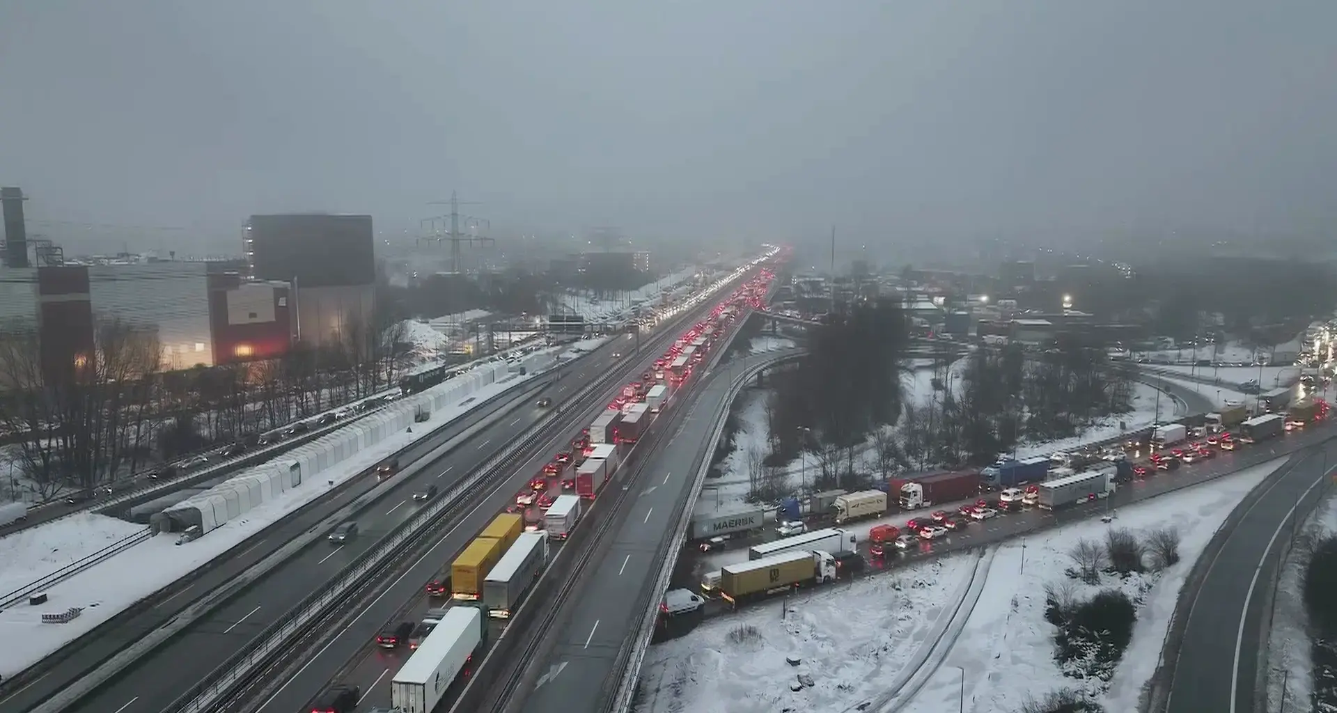 Hamburg: Probleme mit Glatteis und Tauwasser - langer A7-Stau