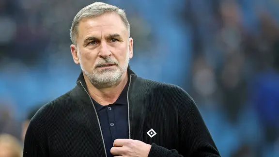 Stefan Kuntz in einer Jacke mit HSV-Raute.