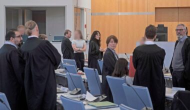 Prozess in Düsseldorf: Unter lautem Beifall betreten die Angeklagten den Saal