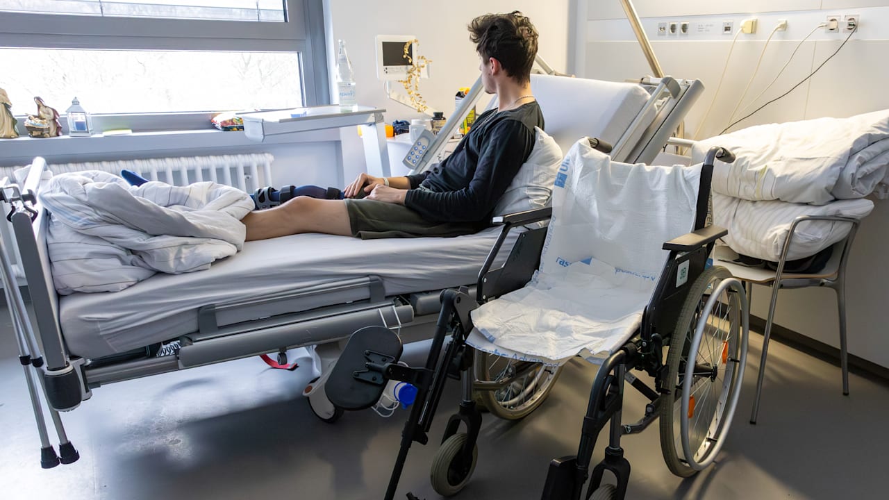 Knie von Medizinstudent zertrümmert: Polizei nimmt vier Verdächtige fest | Regional