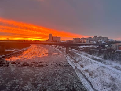 So sah es am Montagmorgen in Riesa aus. Eisschollen treiben auf der Elbe. Für den Abend hat der Deutsche Wetterdienst für ganz Sachsen eine amtliche Unwetterwarnung vor Glatteis herausgegeben.