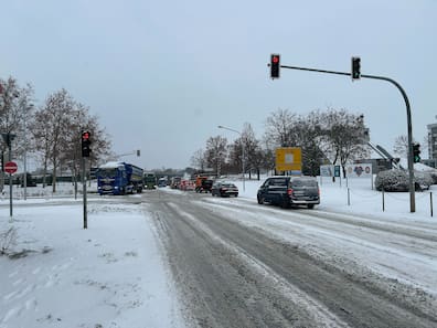 Mehrere Lkw hingen an der Auffahrt zur B169 in Riesa fest.