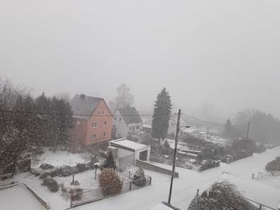 Auch in Heidenau (Landkreis Sächsische Schweiz-Osterzgebirge) ist binnen kürzester Zeit Schnee gefallen. Das Bild zeigt die Lugtumstraße.