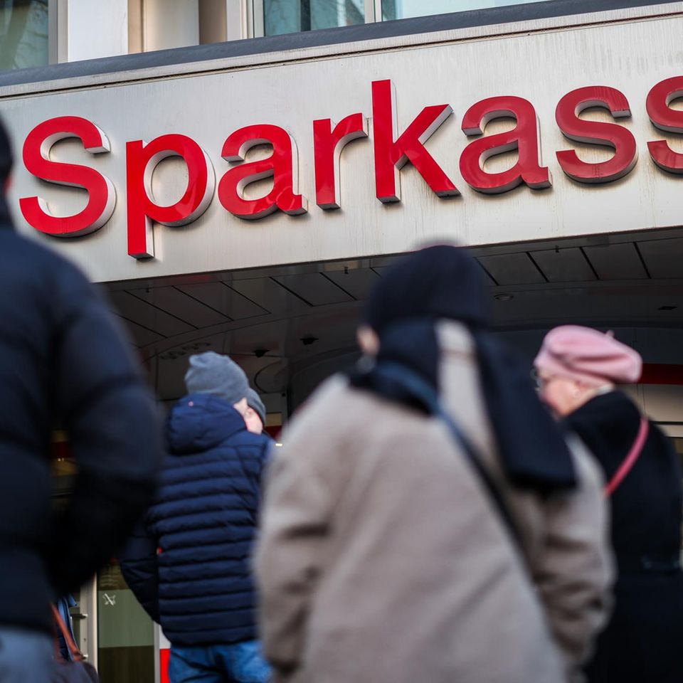 NNach dem Einbruch in den Tresorraum der Bank stehen am Morgen Kunden vor der Sparkassenfiliale in Gelsenkirchen-Buer