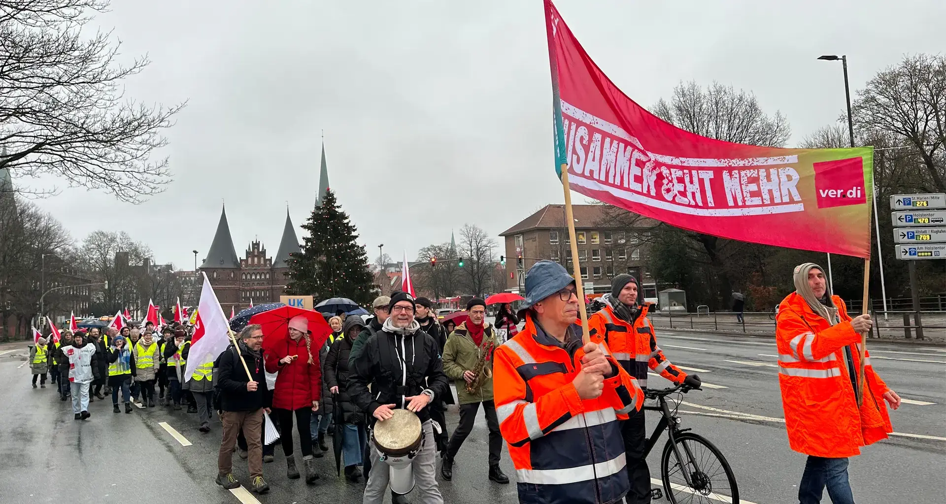 Warnstreik im öffentlichen Dienst: Hunderte Menschen auf der Straße