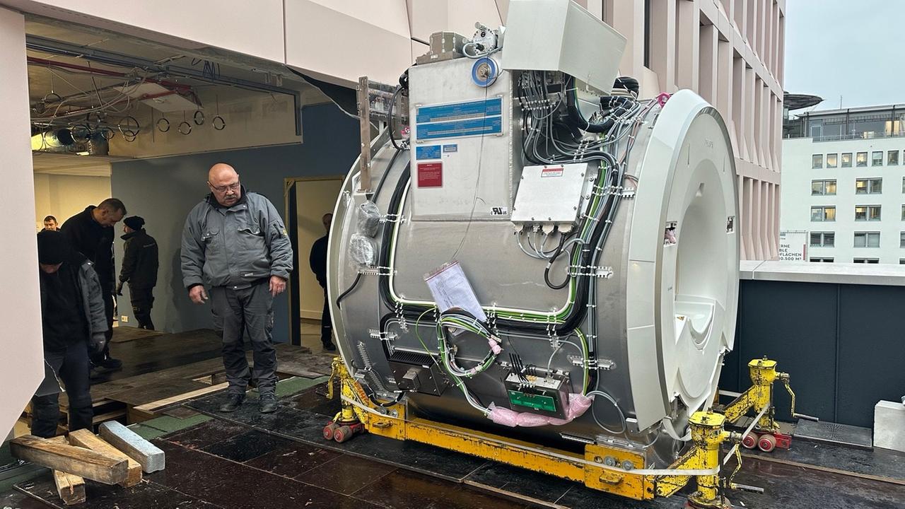 Sachsen: Übers Dach eingeschwebt: Poliklinik Chemnitz hat neues MRT