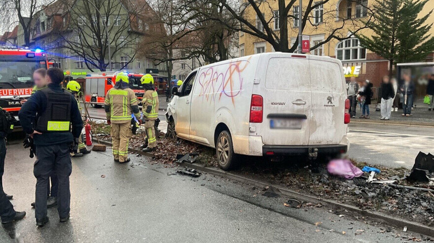 Schwerer Verkehrsunfall nach mutmaßlicher Fahrerflucht in Berlin-Zehlendorf