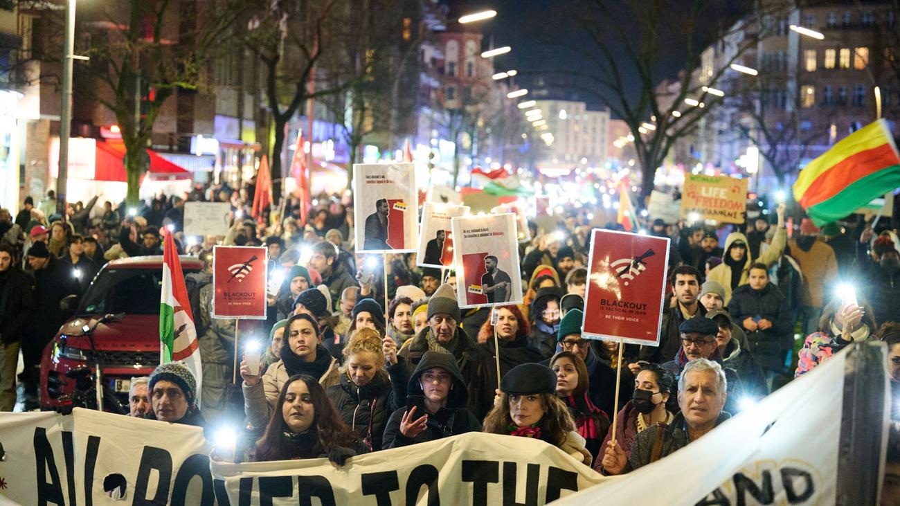 Massenproteste im Iran: Hunderte demonstrieren in Berlin für Freiheit im Iran