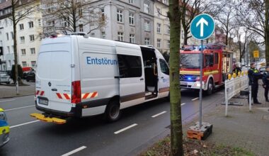 Einsatzfahrzeug des Feuerwehr und des Energieversorgers an der Einsatzstelle. (Foto: Feuerwehr Dortmund)