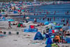 An den Strand in Warnemünde zieht es im Sommer regelmäßig viele Urlauber und Tagesgäste.