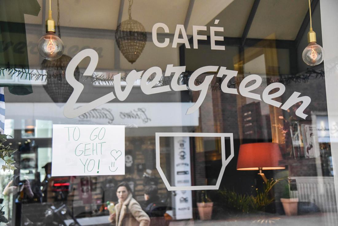 Im Cafe Evergreen gibt es noch Coffee to go *** NUR FÜR REDAKTIONELLE ZWECKE *** EDITORIAL USE ONLY ***<p>Ein Schild hängt am Donnerstag, den 19. März 2020 im Fenster des Cafes Evergreen in Duisburg. Hier gibt es Coffee to go. Foto Alexandra Roth Funke Foto Services< p> Buntes Deutschland NRW Duisburg Copyright: AlexandraxRoth *** at Cafe Evergreen gives it still Coffee to Go *** ONLY FOR EDITORIAL PURPOSE *** EDITORIAL USE ONLY *** P a Shield Hangs on Thursday, the 19 March 2020 at Window of Cafes Evergreen in Duisburg here gives it Coffee to Go Photo Alexandra Roth Funke Photo Services P colourful Germany NRW Duisburg Copyright Alexandrax Roth Copyright: AlexandraxRoth doc79rvt360pagakuxk8vz EDITORIAL USE ONLY