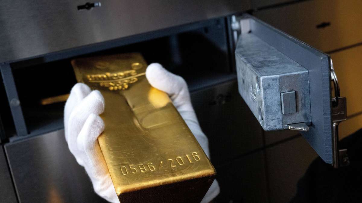 Bankkunden öffnen ihr Schließfach und machen Fotos