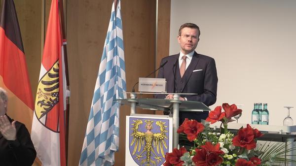 OB König bedankte sich in seiner Rede bei Vogel und Lehner für deren Einsatz. Zudem betont König, in Nürnberg laufe vieles gut – die Stunden der großen Fliegerbombenentschärfung Mitte November hätten dies exemplarisch gezeigt.