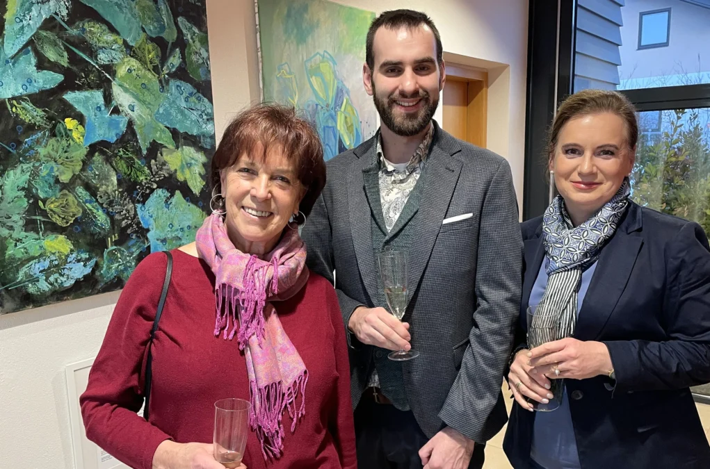 Ein Bild auf 5min.at zeigt Künstlerin Josefine Blaich, Amtsleiterin-Stellvertreter Kevin Kobencic und Bürgermeisterin Doris Liposchek.