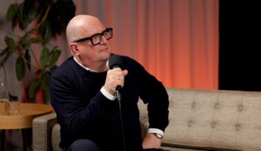 Gewalttat: Kopfüber ins Gleisbett gestoßen