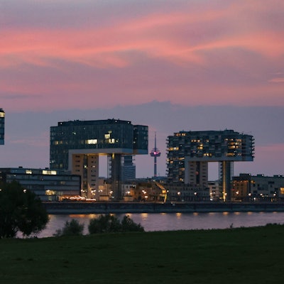 Kölnpanorama mit den Kranhäusern im Sonnenuntergang
