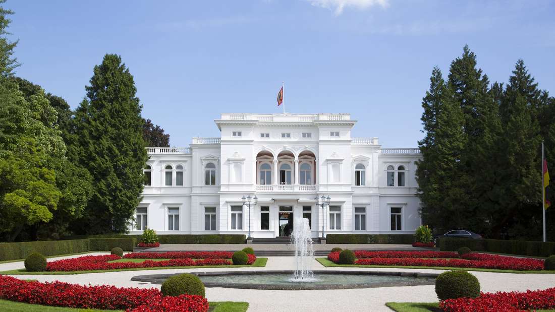 In der eleganten Villa Hammerschmidt in Bonn, dem Amtssitz des Bundespräsidenten, wird die Hochzeit zu einem wahrhaft präsidialen Ereignis. 