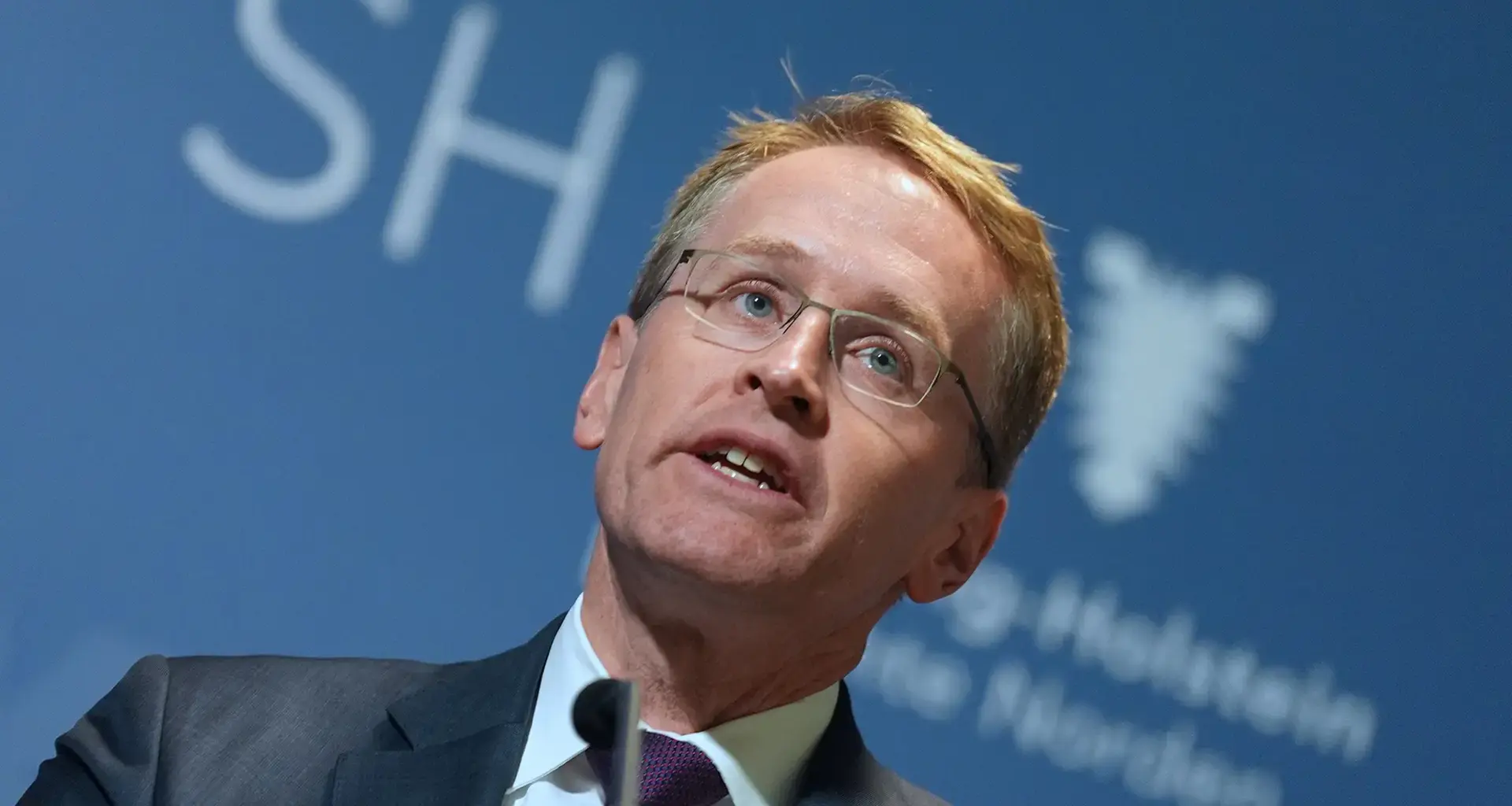 Nach Aussage von Daniel Günther: Portal Nius klagt gegen Land SH