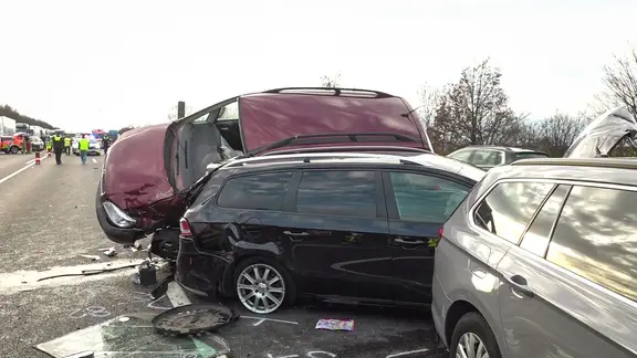 Drei Autos sind auf der A2 bei Hannover nach einem Unfall stark beschädigt.