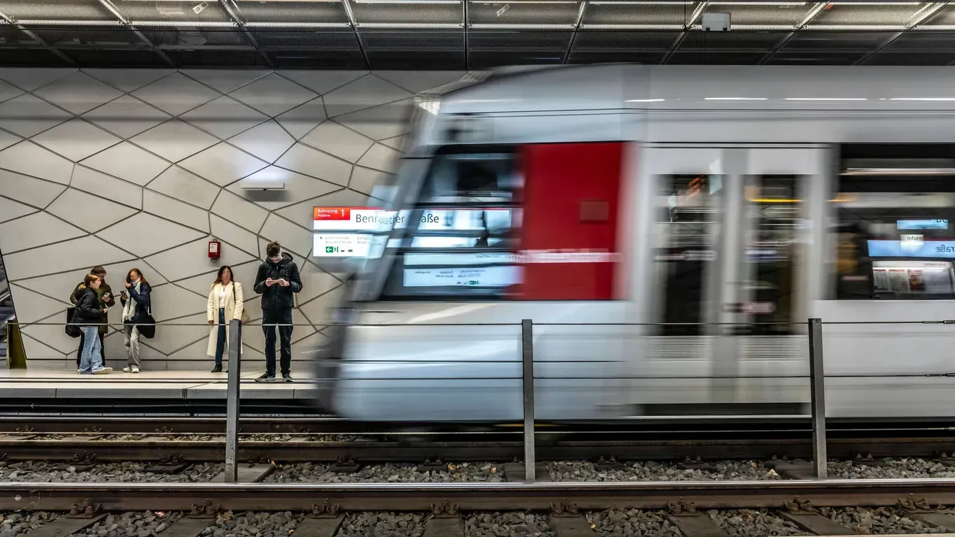 Pendler am Bahnsteig (Archivbild): Die Haltestelle Nordstraße bleibt noch lange geschlossen.