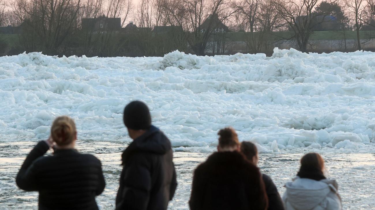 Naturschauspiel: Meterhohe Eisberge an der Elbe bei Hamburg