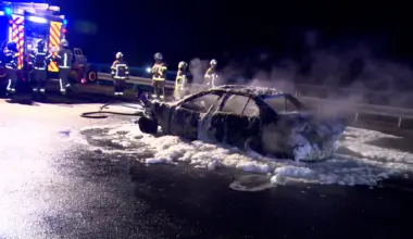 A2 bei Lehrte in Richtung Berlin gesperrt: Auto gerät nach Unfall in Brand