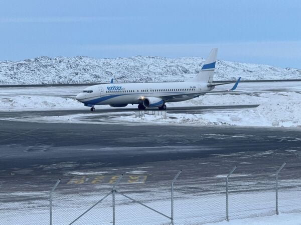 16.01.2026, Grönland, Nuuk: Ein Flieger mit den Bundeswehrsoldaten ist nach der Landung zu sehen. Ein Erkundungsteam der Bundeswehr für mögliche Militärübungen in Grönland soll am frühen Abend auf der Insel eintreffen. (zu dpa: «Bundeswehr-Team startet Erkundungsmission auf Grönland») Foto: Julia Wäschenbach/dpa +++ dpa-Bildfunk +++