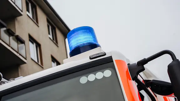 Feuerwehr im EInsatz. Bewusstlose Familie aus Wohnhaus nach Kohlenmonoxid-Vergiftung gerettet.