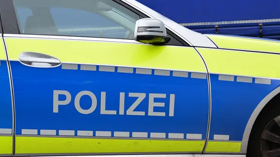 Ein Polizeiauto im Einsatz. In Bremen wurde ein getöteter Schwan entdeckt.