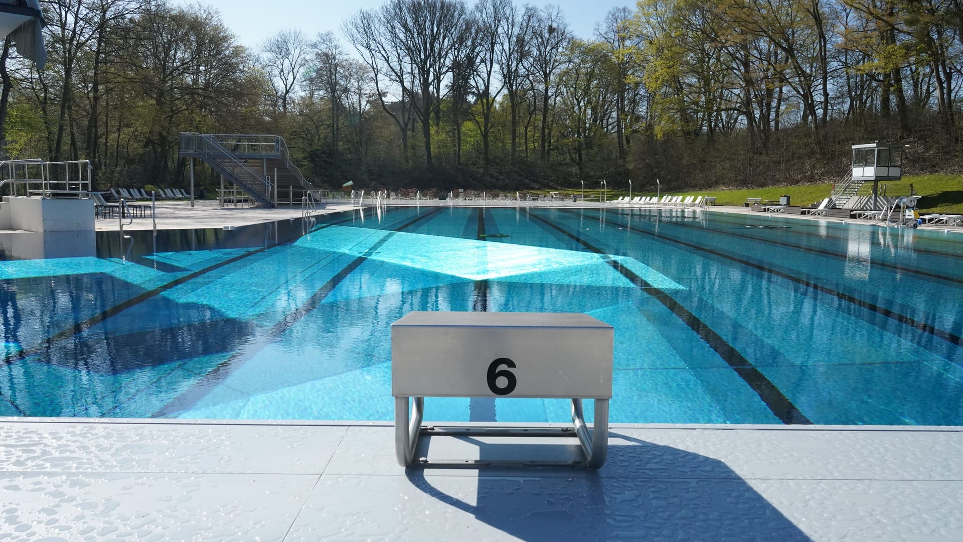 Schwimmerbecken des Freibads Hangeweiher (Archivbild): Auch im Winter sind die Becken gut gefüllt.