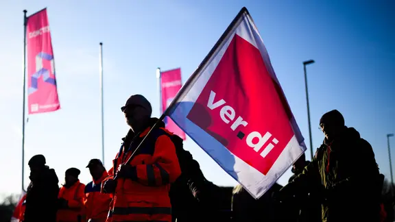 Beschäftigte demonstrieren im Rahmen des bundesweiten Warnstreiks in Hannover.