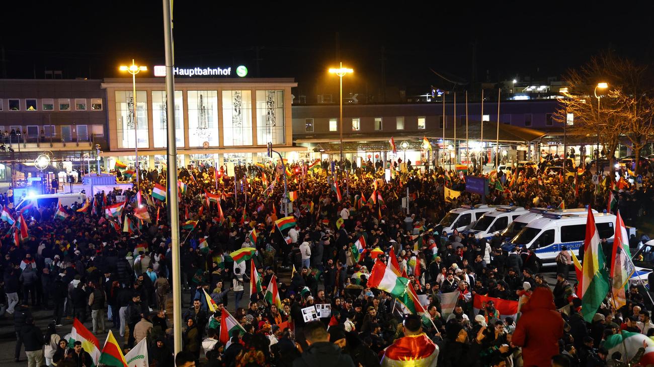 Prokurdische Demonstrationen: Tausende protestieren gegen Angriffe auf Kurden in Syrien