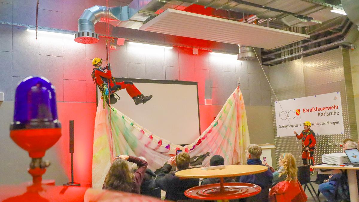 Berufsfeuerwehr Karlsruhe feiert 100 Jahre mit Nostalgie, Podcast und moderner Technik