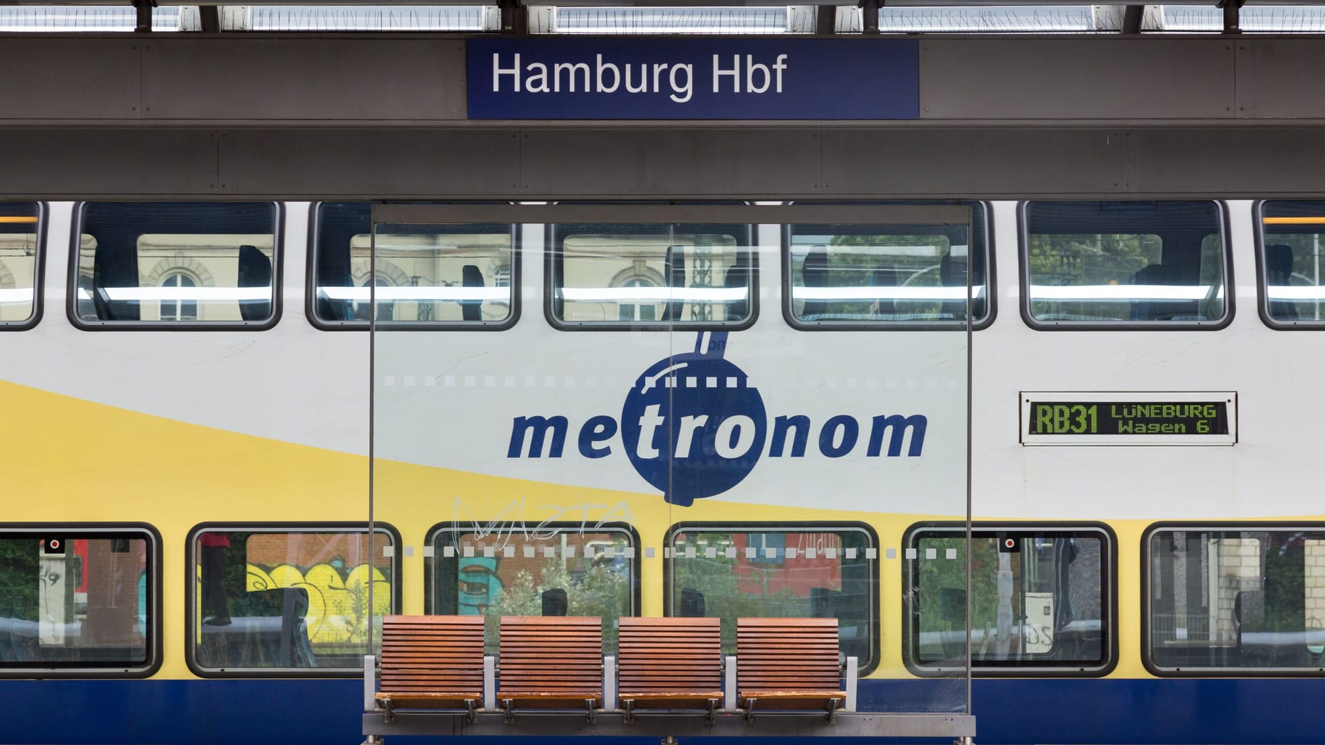 Ein Metronom-Zug am Hauptbahnhof in Hamburg: Pendler und Reisende erleben beinahe täglich Stress durch verspätete oder ausfallende Züge. Ein Metronom-Zug am Hauptbahnhof in Hamburg: Pendler und Reisende erleben beinahe täglich Stress durch verspätete oder ausfallende Züge.