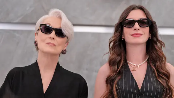 Meryl Streep und Anne Hathaway mit Sonnenbrillen stehen im Fahrstuhl - Szene aus "Der Teufel trägt Prada 2"