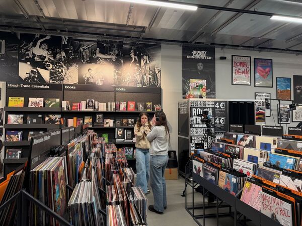 21.01.2026, Berlin: Alina und Lilli hören in einem Plattenladen im Berliner Stadtbezirk Neukölln zum ersten Mal die neue Single von Harry Styles. Foto: Lisa Forster/dpa +++ dpa-Bildfunk +++