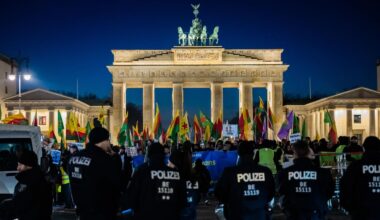 Demonstrationen: Pro-kurdische Demonstranten ziehen durch Berlin