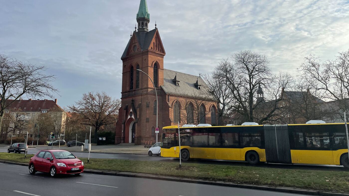 Festgottesdienst an einem merkwürdigen Spandauer Platz