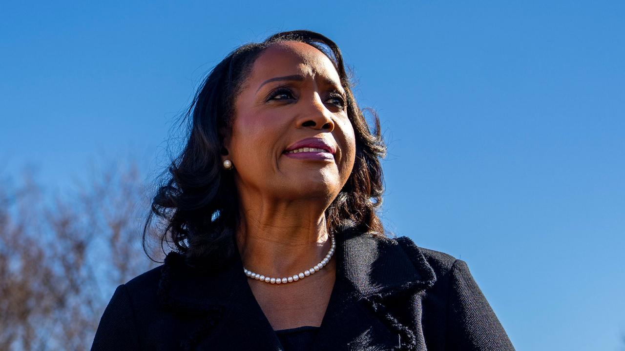 Rückenwind für von Trump entlassene Fed-Direktorin Lisa Cook