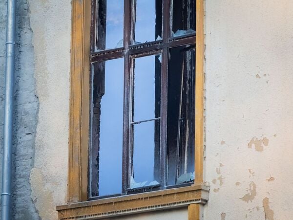 22.01.2026, Brandenburg, Wandlitz: Ein vom Brand beschädigtes Fenster eines Gebäudes auf dem Bogensee-Areal, mit der  ehemaligen Villa von NS-Propagandaminister J. Goebbels. Nach bisherigen Erkenntnissen der Polizei kam bei dem Feuer in einem Gebäude auf dem Areal niemand zu Schaden. Die Polizei habe ein Ermittlungsverfahren eingeleitet und habe erste Zeugen identifizieren können. Foto: Christoph Soeder/dpa +++ dpa-Bildfunk +++