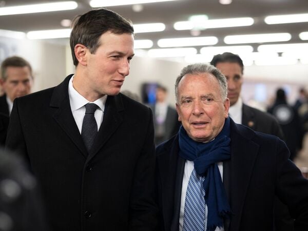 dpatopbilder - 20.01.2026, Schweiz, Davos: Jared Kushner (l), amerikanischer Geschäftsmann, und Steve Witkoff, Sondergesandter der USA für den Nahen Osten und Sonderbeauftragter für Friedensmissionen, gehen während des 56. jährlichen Treffens des Weltwirtschaftsforums (WEF) in Davos durch die Gänge. Foto: Gian Ehrenzeller/KEYSTONE/dpa +++ dpa-Bildfunk +++