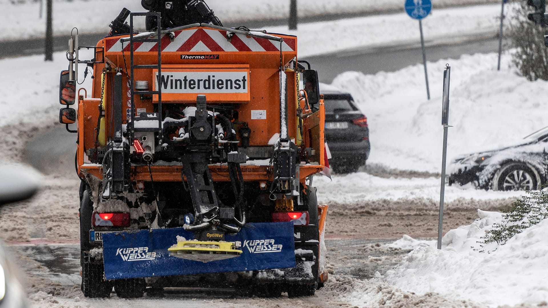 Ein Fahrzeug des Winterdienstes im Einsatz (Symbolbild): Der Deutsche Wetterdienst (DWD) rechnet bis zum Wochenende mit Glatteis und teils gefährlichem Eisregen.